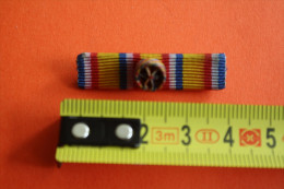 BARRETTE MULTICOLORE+BOUTONNIERE BLEU-BLANC-ROUGE-JAUNE=>BADGE MÉDAILLE INSIGNE MILITAIRE à IDENTIFIER MERCI DE M'AIDER? - France