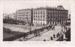 Delcampe - 41 POSTAL DE MURCIA DEL PUENTE VIEJO. AL FONDO HOTEL REINA VICTORIA DEL AÑO 1953 (EDIC. ARRIBAS) - Murcia