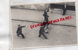 39-45- GUERRE- WW2- MILITARIA-  RARE PHOTO ORIGINALE- PARIS- LE DRAPEAU HITLERIEN DE LA TCRP ENLEVE PAR LA POLICE - Guerre, Militaire