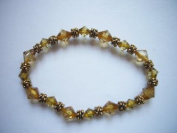Neuf - Bracelet élastiqué Perles Façon Cristal à Facettes Brun Ocre Mordoré Et Perles Dorées Laiton - Armbanden