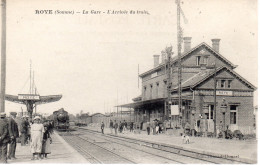 80....SOMME....ROYE.....LA GARE....ARRIVEE DU TRAIN - Roye