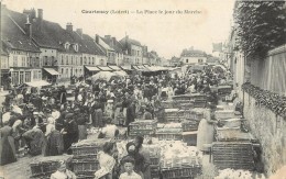 COURTENAY - La Place Le Jour Du Marché. - Courtenay