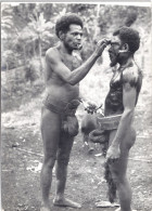 NOUVELLES-HEBRIDES    INDIGENES SE PEIGNENT LE VISAGE - Vanuatu