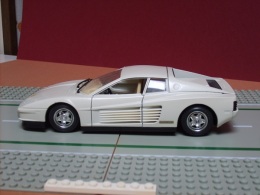 FERRARI TESTAROSSA Blanche De 1984 - échelle 1/24ème - Burago