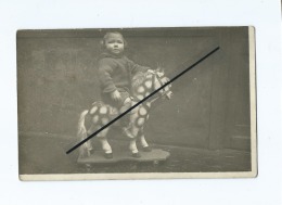 Carte Photo  -   Enfant Sur Un Cheval à Roulettes - Giochi, Giocattoli