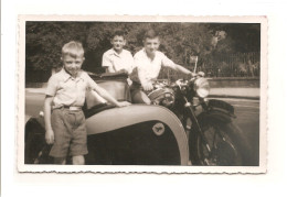 - 1145 -  MOTO  SIDE CARS  Famille Enfants  ( Foto Carte 13,8 Sur 8,5 Cm ) - Motorfietsen