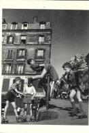 CPA.. PHOTOGRAPHE  R. DOINEAU ...LES LILAS DE MENILMONTANT 1956..  TBE.. - Doisneau