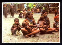 Meris With Children Near Mt. Ogga In The Western Highlands Province / Postcard Not Circulated - Oceanía