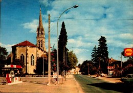 47-LIBOS..L'EGLISE ET L'AVENUE DE VILLENEUVE  AVEC STATIONS ESSENCE...CPM - Libos