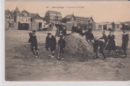 BERCK PLAGE (62) Travaux De Sable (Groupe D'enfants . Beau Plan ) - Berck