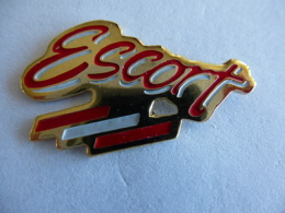 PINS AUTOMOBILE FORD ESCORT  / MDR / 33NAT - Ford