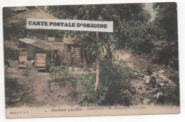 FREETOWN (SIERRA LEONE) - MEN LAYING DOWN WATER-PIPE - Sierra Leone