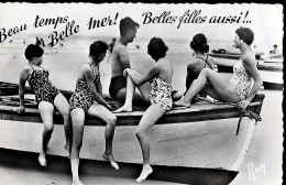 CARTE POSTALE PETIT FORMAT 09CM/14CM ORIGINALE DENTELEE DES ANNEES 1950/60 : JEUNES FEMMES PIN UP SEXY EROTIC A LA MER - Pin-Ups