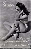 CARTE POSTALE PETIT FORMAT 09CM/14CM ORIGINALE DENTELEE DES ANNEES 1950/60 : JEUNE FEMME PIN UP SEXY EROTIC A LA PLAGE - Pin-Ups