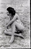 CARTE POSTALE PETIT FORMAT 09CM/14CM ORIGINALE DENTELEE DES ANNEES 1950/60 : JEUNE FEMME PIN UP SEXY EROTIC A LA PLAGE - Pin-Ups