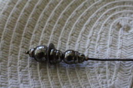 Vintage Accessoire épingle Aiguille à Chapeau Dame Tige Métal Décor Type 2 Perles Nacre 9 Cm Hat Pin Art Nouvea - Sombreros, Gorros, Tocados