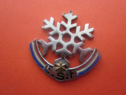 BADGE SPORTIF DE NIVEAU ECOLE DE SKI FRANCAIS 1 ETOILE SANS ACROCHE AU VERSO SPORTS D'HIVER SKI - Invierno