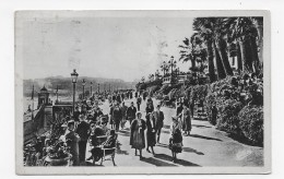 (RECTO / VERSO) MONTE CARLO - N° 711 - LES TERRASSES AVEC PERSONNAGES - COUPURE ET PLI EN HAUT A GAUCHE - CPA VOYAGEE - Terrassen