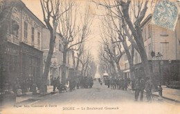 04-DIGNE -LE BOULEVARD GASSENDI -FACADE DE MAGASIN -LE GRAND BAZAR ROMIEU - Digne