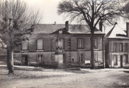 REUGNY : Place Du Monument Aux Morts Vers 1950  -  CPSM 10x15 - Reugny