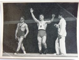 VIGNETTE JEUX OLYMPIQUES J.O BERLIN OLYMPIA 1936 PET CREMER DUSSELDORF BILD 39 LUTTE GRECO ROMAINE FRITZ SCHAFER - Tarjetas