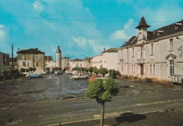 CPM Sauzé-Vaussais La Place Et La Mairie - Sauze Vaussais