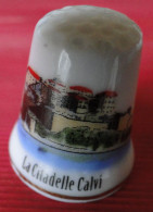 Calvi, La Citadelle (Corse) - Dé De Collection, Porcelaine - Dés à Coudre