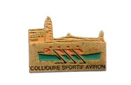 RARE Pin's Autre Modèle Doré COLLIOURE SPORTIF AVIRON - RUGBY XV Rugby à 15 - 66 PYRENEES ORIENTALES Signé SAP 47 - Rudersport