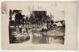 CAMP - REGIMENT FAISANT LA LESSIVE DANS LA RIVIERE - CARTE PHOTO MILITAIRE - Regimente