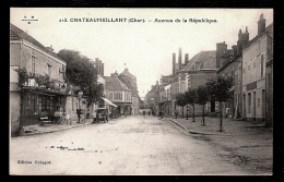 CPA ANCIENNE- CHATEAUMEILLANT (18)- AVENUE DE LA REPUBLIQUE EN ÉTÉ-  POMPE A ESSENCE MOBILOIL- ANIMATION- VIEILLE AUTO - Châteaumeillant