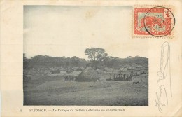 REPUBLIQUE CENTRAFRICAINE - M'BOMOU - LE VILLAGE DU SULTAN LABASSOU EN CONSTRUCTION - CPA N° 16 - VOYAGEE EN 1913. - Centrafricaine (République)
