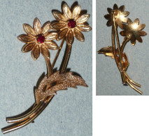 Rare Ancienne Broche En Laiton Doré, En Forme De Bouquet Fleurs Avec Brillant Rouge - Brooches