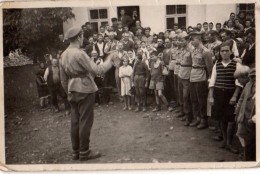 Photo Originale Bulgarie - Groupe De Jeunes Soldats Et Foule - Discours  - Période Guerre 39-45 -  Embrigadement - - Krieg, Militär