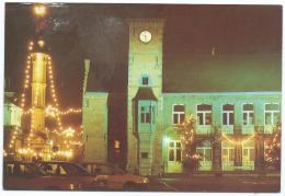 CP BAVAY LA NUIT, L'HOTEL DE VILLE ET LA COLONNE BRUNEHAUT, ILLUMINATIONS DE NOEL, NORD 59 - Bavay