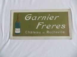 PLAQUE ANCIENNE EN CARTON DUR PUBLICITE GARNIER FRERES CHÂTEAUX De ROCHEVILLE, SAUMUR-CHAMPIGNY, RARE, VOIR SCAN - Plaques En Carton