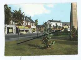 CPM - Coupé , Rétrécit -  Crévecœur Le Grand  -  Rue Gambetta   -  Auto , Voiture Renault Dauphine - Crevecoeur Le Grand