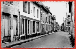 CPSM 86 MONTS-sur-GUESNES Vienne - Rue Saint-Avertin ° Edition Aignan & Bernard - Monts Sur Guesnes