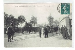 CPA 44 - MACHECOUL - PLACE DE LA GARE UN JOUR DE MONTE - Machecoul