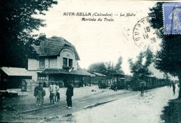 N°218 E -cpa Riva Bella -la Gare- Arrivée Du Train- - Gares - Avec Trains