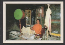 DF / ETHNIQUES ET CULTURES / SIKKIM / MONASTÈRE D'ENCHEY A GANGTOK / MOINE EN PRIÈRE - Asie