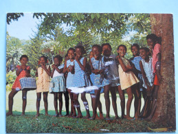 SEYCHELLES - A Happy Group Of Seychellois School-girls Et The Botanical Gardens , Mahe, Seychelles - Seychelles