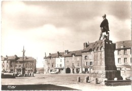 Dépt 48 - CHÂTEAUNEUF-DE-RANDON - La Place Et La Statue De Duguesclin - (CPSM 10,3 X 14,8 Cm) - Chateauneuf De Randon