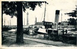 N°305 E -cpa Ouistreham -un Remorqueur Dans Le Canal Et Le Phare- - Remorqueurs
