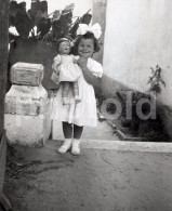 C 1955 ORIGINAL AMATEUR NEGATIVE GIRL WITH DOLL CHAMUSCA AREA SANTAREM RIBATEJO PORTUGAL  NEGATIVO NO PHOTO FOTO - Sonstige