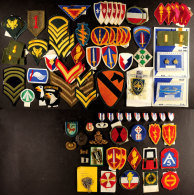 Kleine Sammlung Von über 70 Uniform Effekten Und Abzeichen Ausländischer Militärs, Dabei U. A. USA... - Non Classés