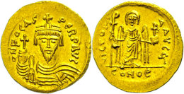 Phocas, 602-610, Solidus (4,48g), Konstantinopel. Av: Brustbild Mit Kreuzglobus Von Vorn, Darum Umschrift. Rev:... - Byzantines