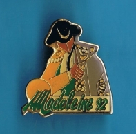 PIN´S //  ** MADELEINE ** 92 ** - Stierkampf