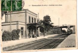 VERNOUILLET ,INTERIEUR DE LA GARE AVEC ARRIVEE DU TRAIN REF 46661 - Vernouillet