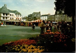 LESNEVEN - Marché Aux Fleurs Sur La Place Du Général Le Flô - Lesneven