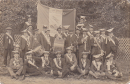 Carte Photo - Groupe De Conscrits Classe 1920 (clairon, Tambour, Grosse Caisse, Drapeau De Saint Arnoult) - St. Arnoult En Yvelines